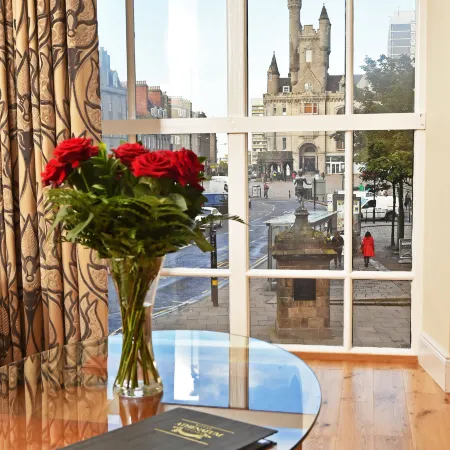 Royal Athenaeum Suites Отели рядом с достопримечательностью «Старое здание ратуши»