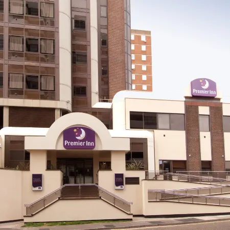 Premier Inn Sunbury (Kempton Park) Отели рядом с достопримечательностью «Фелтхам»
