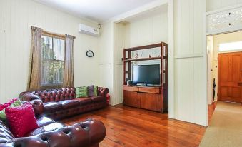 Walk to the Gabba Charming Character Home - Housity