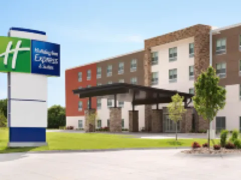 Holiday Inn Express & Suites MADISON by IHG Hotels in Lake County
