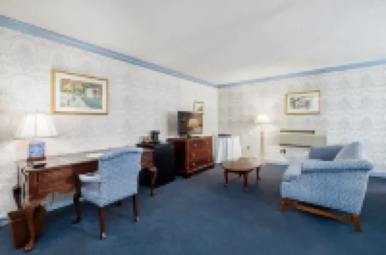 The Farmington Inn and Suites Hotels in 