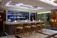 DoubleTree by Hilton Kusadasi - ที่มีบาร์