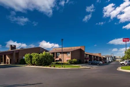 Red Roof Inn & Suites Lexington – Hamburg