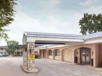 Days Inn by Wyndham Dubuque Hotels near Five Flags Center