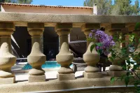 Le Domaine d'Alezen Hôtels à : Cornillon-Confoux