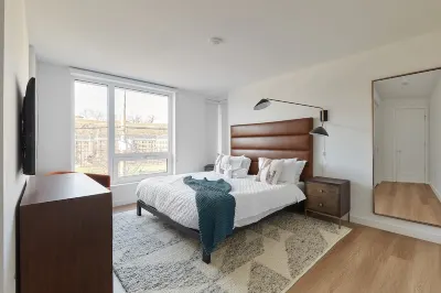 Stylish 2 Br w Roof Deck Access - Mins to NYC Các khách sạn ở Hudson County