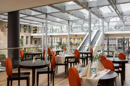 NH Den Haag Отели рядом с достопримечательностью «The Hague University of Applied Sciences»