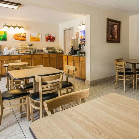 Quality Inn Columbia Airport Отели рядом с достопримечательностью «Зоопарк Riverbank»