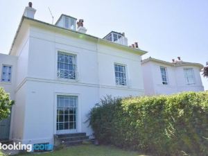 Arden Villa, Sleeps 8, Moments from The Golden Sandy Beach of Ryde