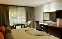 Cresta Riley's Hotel