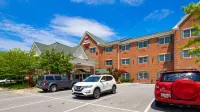 伊斯頓貝斯特韋斯特優質套房酒店 - 停車場