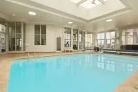Travelodge by Wyndham Niagara Falls Fallsview - Swimmingpools