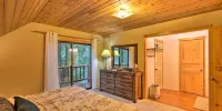 Anderson Island Cabin on Half Acre with Fire Pit! - Vakantiehuis