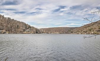 Dainty New Preston Cottage w/ Dock & Lake Views!