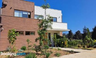 Family House with Jacuzzi, Stove, Garden and Chicken Coop