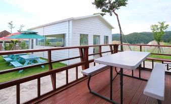 Gyeongju Tohamsan Rock Bed and Breakfast & Glamping