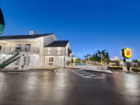 Super 8 by Wyndham Branson / Shepherd of the Hills Exwy Hotels in Branson
