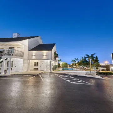 Super 8 by Wyndham Branson / Shepherd of the Hills Exwy