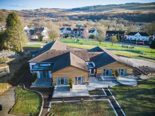 Suite 5 - Sleeping Giant Hotel - PEN Y CAE Inn Hotels in Glynneath
