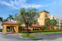La Quinta Inn & Suites by Wyndham Ft Lauderdale Cypress Cr Hotel dekat Cypress Creek Station