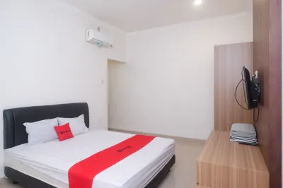 RedDoorz near Stasiun Solo Balapan 3 Hotel di Punggawan