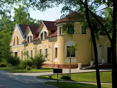 Geréby Kúria Hotel és Lovasudvar Hotels near Szabadság Ház