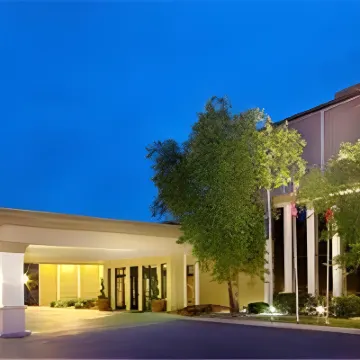 Wyndham Omaha/West Dodge Hotels near Heron Haven