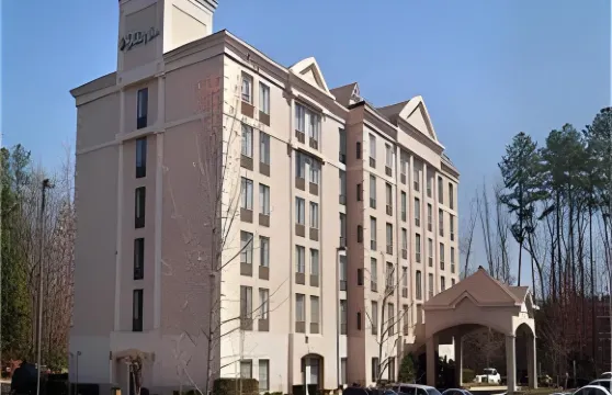 羅利卡瑞I-40沃爾納特街假日套房酒店