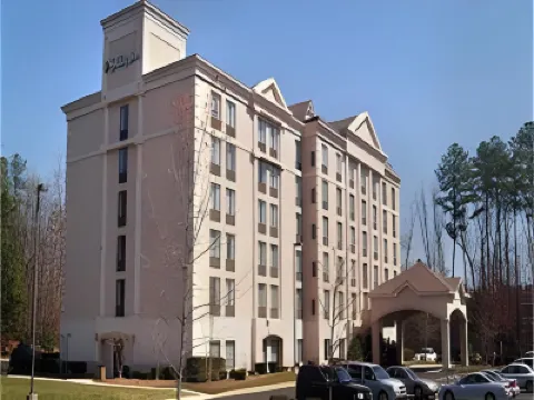 Holiday Inn & Suites RALEIGH-CARY (I-40 @WALNUT ST) by IHG فنادق في 