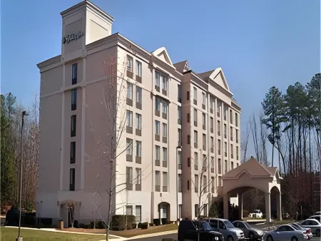 Holiday Inn & Suites Raleigh-Cary (I-40 @Walnut St) Отели рядом с достопримечательностью «Aspen Center»