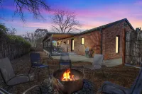Alcove: Steps to Main St-High End Home w/Hot-Tub! Hotels near The Texas Silver Rush