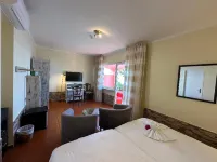 Inn & Art Gallery & Appartments Hotels in Canico