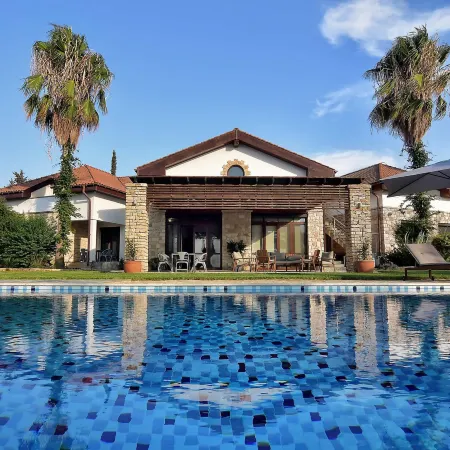 Incredible Large Villa In Paphos sleeps 14 Children Pool, Jacuzzi, Huge Garden