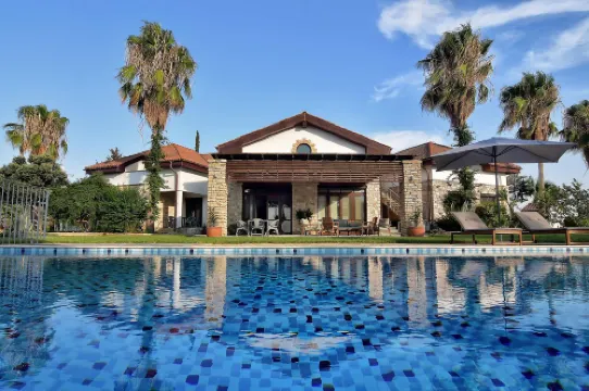 Incredible Large Villa In Paphos sleeps 14 Children Pool, Jacuzzi, Huge Garden