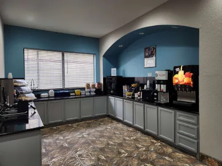 Days Inn by Wyndham Kemah Отели в г. Кема