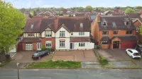 Luxurious 7-Bedroom Home in Solihull, close to NEC فنادق في 