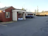 OYO Palm Leaf Motel Hotels in Ashland
