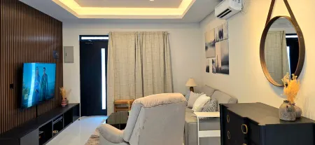 Arumnala with butler and brekafast at Kota baru Parahyangan Отели в г. Batujajar