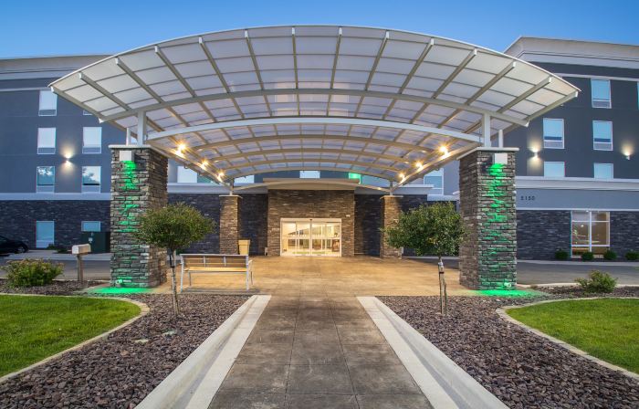 Holiday Inn & Suites DECATUR-FORSYTH by IHG