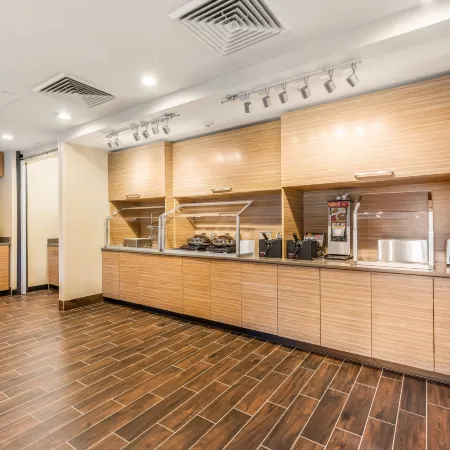 TownePlace Suites Greensboro Coliseum Area Отели рядом с достопримечательностью «Торговый центр Four Seasons»