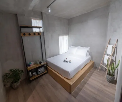 9 Hostel and Bar