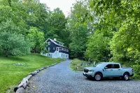 Beautiful historic 1916 Farmhouse and Country Home in the Blue Ridge Mountains