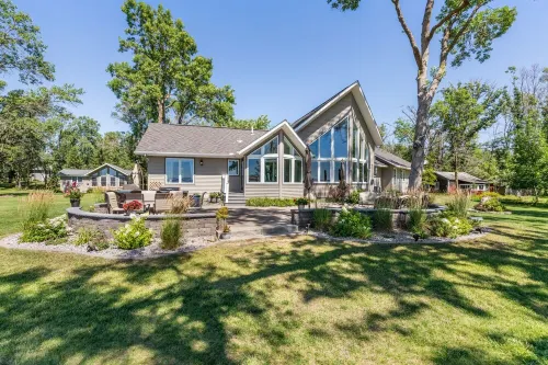 Stunning 4 Bedroom Lake Home close to everything!!
