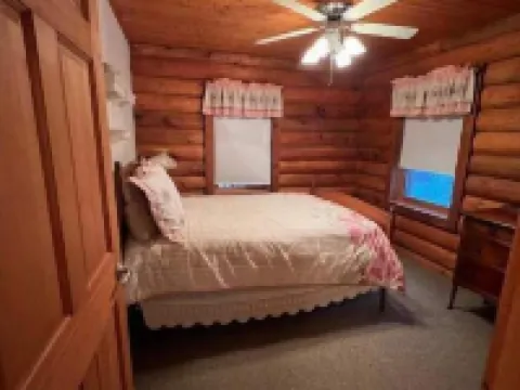 Private Log Cabin near Lake Arbutus and ATV trails デューハーストのホテル