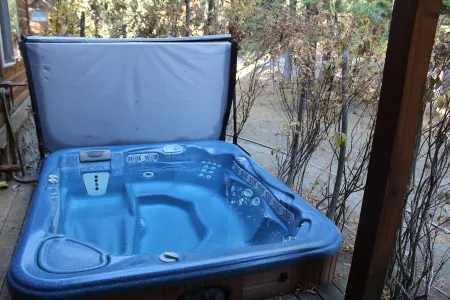 Modern Tahoe Donner Cabin. Hot Tub.  Near Trails, Skiing & Downtown Truckee Отели рядом с достопримечательностью «California Historical Landmark 780-6: Transcontinental Railroad in Truckee»