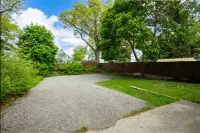 3 bed/1 bath lower unit conveniently located in Lakeside. Hôtels à proximité de : Muskegon Community College