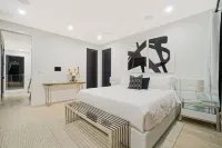Design District Villa With POOL 10 Min from SB