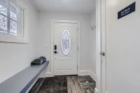 7 Bedroom, 3 Parking Spots,AC, Centrally Located on Main Street Next to Gondola!