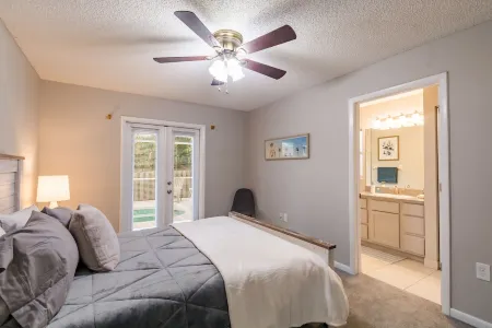 Mini-Put-Put Green 3 Bedroom Home with a Pool by Downtown and Beaches