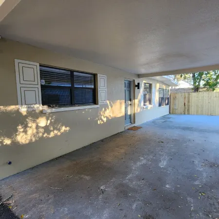 Stylish! 3 bedroom duplex -minutes from the beach